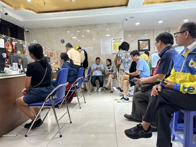 Khách xếp hàng mua vàng trước ngày Thần tài - Ảnh 7