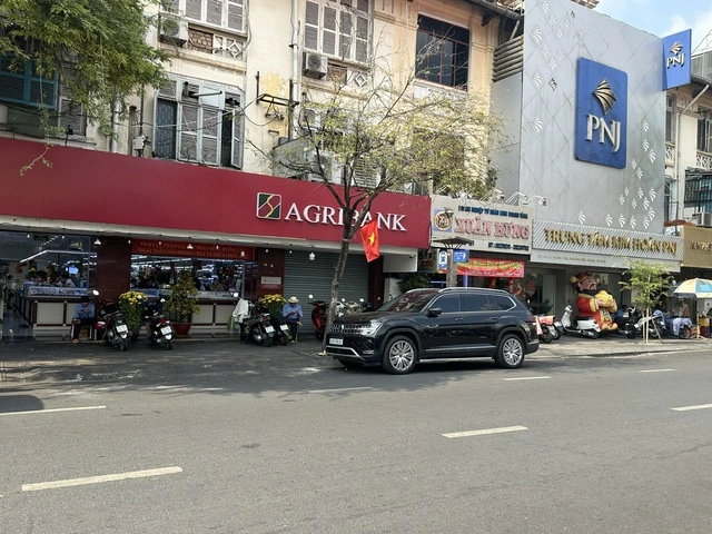 Không dễ 'săn' vàng, bạc ngày vía Thần tài - Ảnh 6