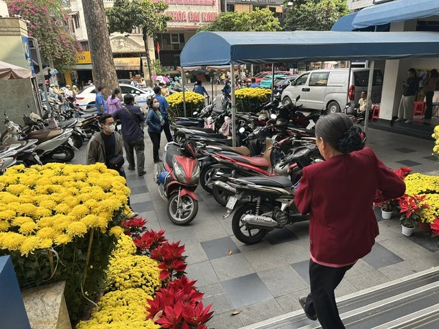 Khách xếp hàng mua vàng trước ngày Thần tài - Ảnh 1