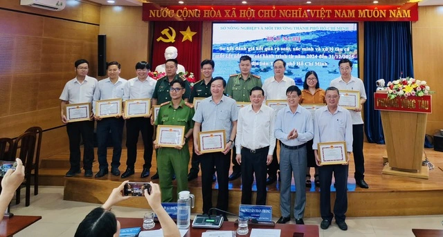 Xử lý 830 tàu cá khai thác thủy sản bất hợp pháp, không báo cáo - Ảnh 1