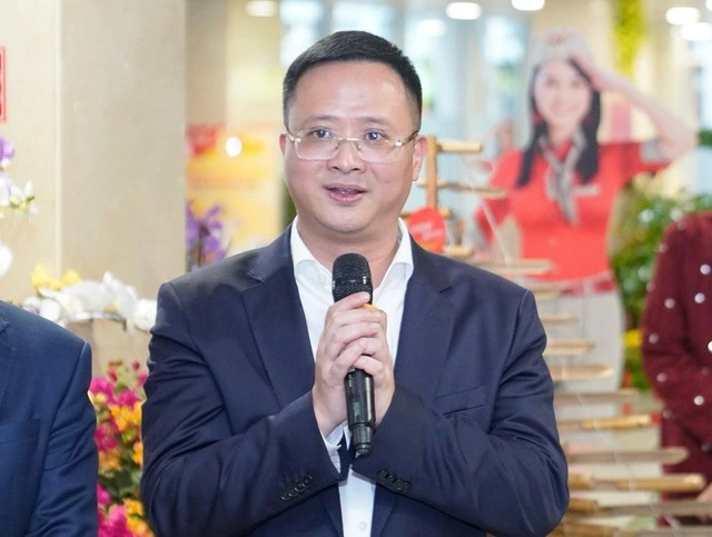 Cục trưởng Cục Hàng không thăm, chúc Tết bà con ngay tại sân bay Tân Sơn Nhất - Ảnh 2