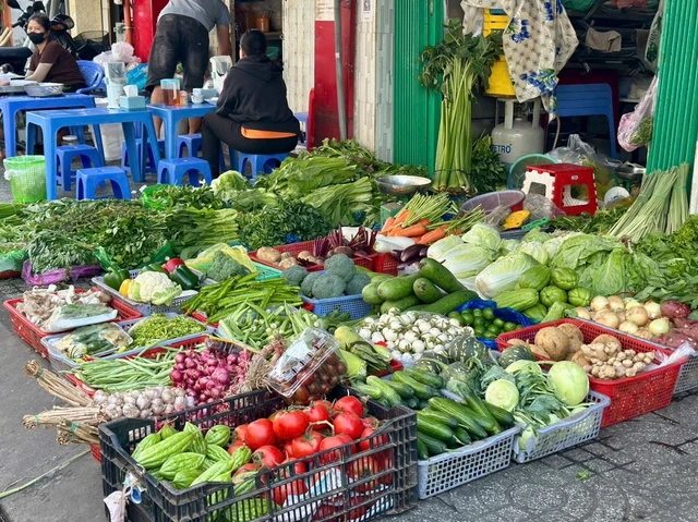 Hết tết, giá hàng hóa thiết yếu giảm nhẹ - Ảnh 2