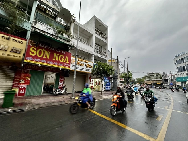 Sáng ngày vía Thần tài, TP.HCM mưa trái mùa trên diện rộng, cảnh báo mưa lớn - Ảnh 8