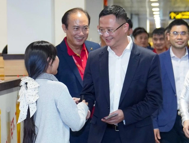 Cục trưởng Cục Hàng không thăm, chúc Tết bà con ngay tại sân bay Tân Sơn Nhất - Ảnh 3