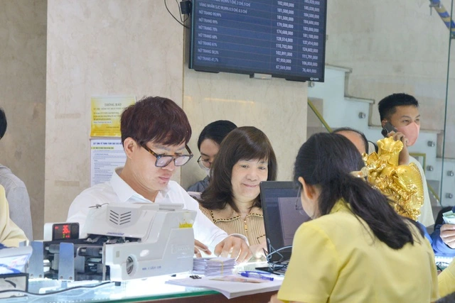 Bất chấp trời mưa, khách hàng ùn ùn đi mua vàng Thần tài từ sáng sớm - Ảnh 4