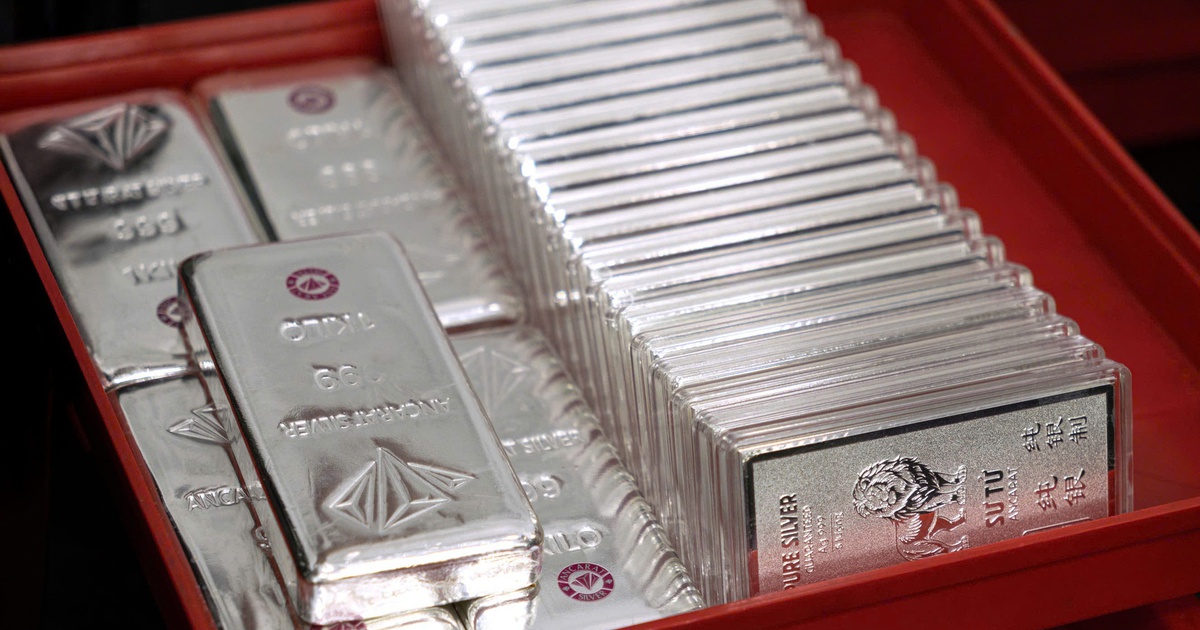 Giá bạc tiếp tục đà rơi, mất hơn 36 triệu đồng/kg