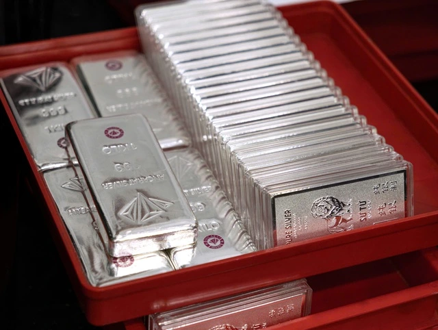 Giá bạc tiếp tục đà rơi, mất hơn 36 triệu đồng/kg - Ảnh 1