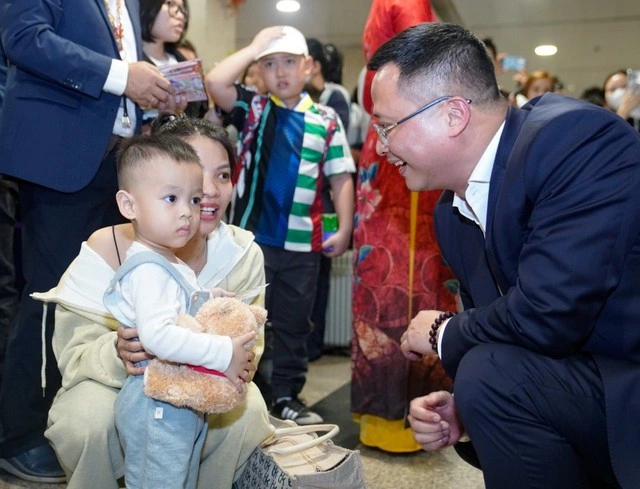 Cục trưởng Cục Hàng không thăm, chúc Tết bà con ngay tại sân bay Tân Sơn Nhất - Ảnh 4