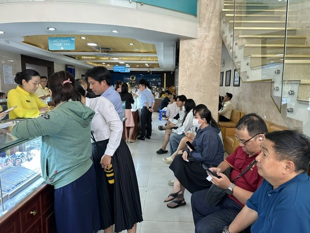 Khách xếp hàng mua vàng trước ngày Thần tài - Ảnh 3