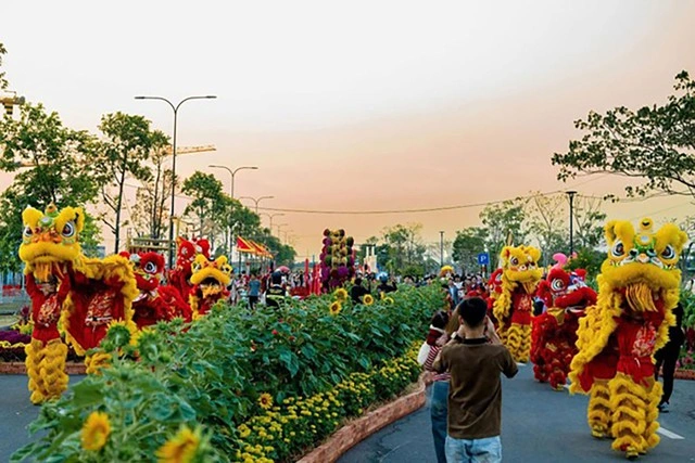 Sắc xuân tại Waterpoint: Hàng ngàn du khách say lòng trước đường hoa rạng rỡ - Ảnh 5