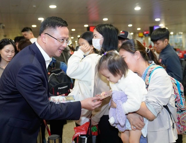 Cục trưởng Cục Hàng không thăm, chúc Tết bà con ngay tại sân bay Tân Sơn Nhất - Ảnh 5