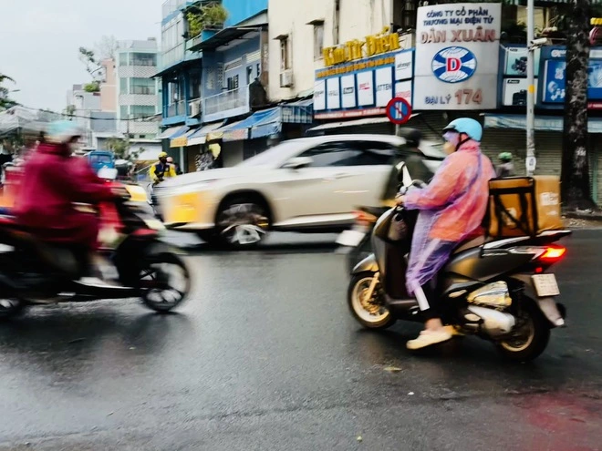 Sáng ngày vía Thần tài, TP.HCM mưa trái mùa trên diện rộng, cảnh báo mưa lớn - Ảnh 5