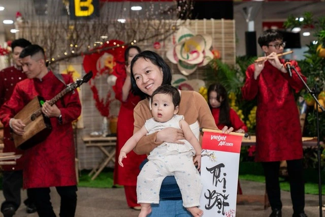 Cục trưởng Cục Hàng không thăm, chúc Tết bà con ngay tại sân bay Tân Sơn Nhất - Ảnh 6