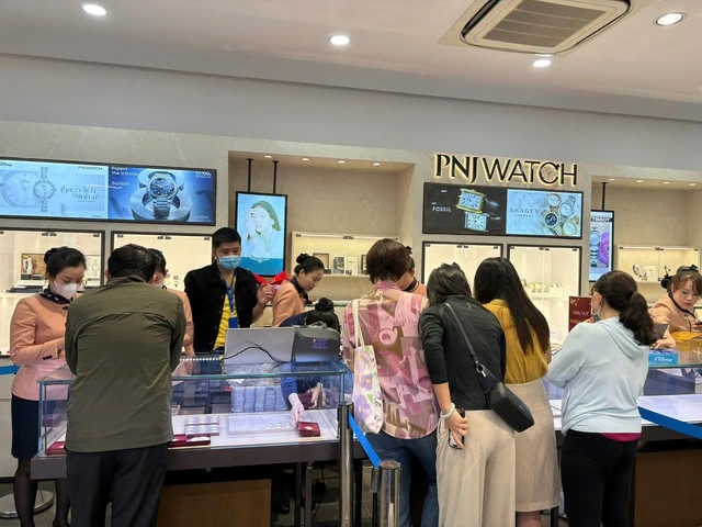 Bất chấp trời mưa, khách hàng ùn ùn đi mua vàng Thần tài từ sáng sớm - Ảnh 5