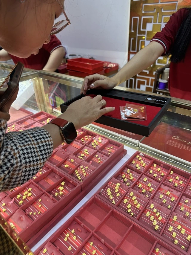 Không dễ 'săn' vàng, bạc ngày vía Thần tài - Ảnh 5