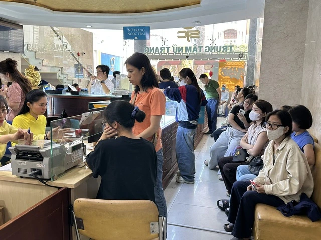 Khách xếp hàng mua vàng trước ngày Thần tài - Ảnh 2