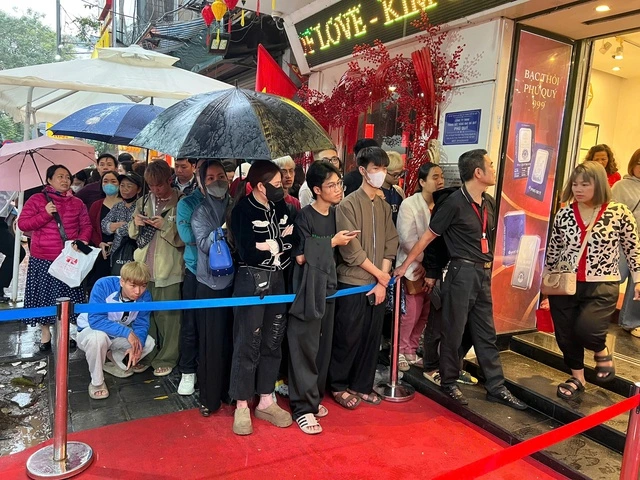 Bất chấp trời mưa, khách hàng ùn ùn đi mua vàng Thần tài từ sáng sớm - Ảnh 2