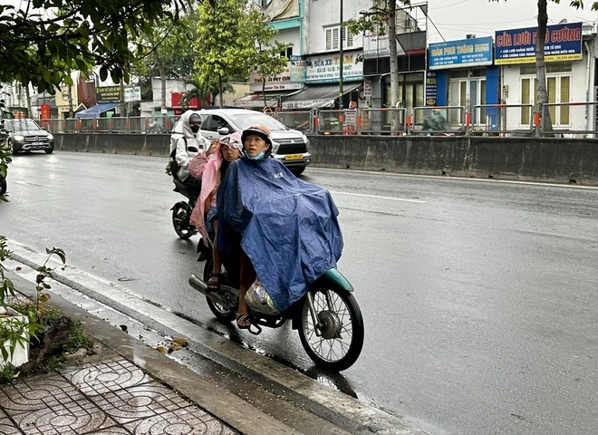 Sáng ngày vía Thần tài, TP.HCM mưa trái mùa trên diện rộng, cảnh báo mưa lớn - Ảnh 4