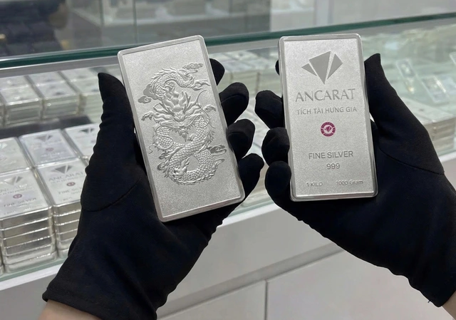 Giá bạc lao dốc, người 'đu đỉnh' lỗ ngay 40 triệu/kg sau vài ngày - Ảnh 1