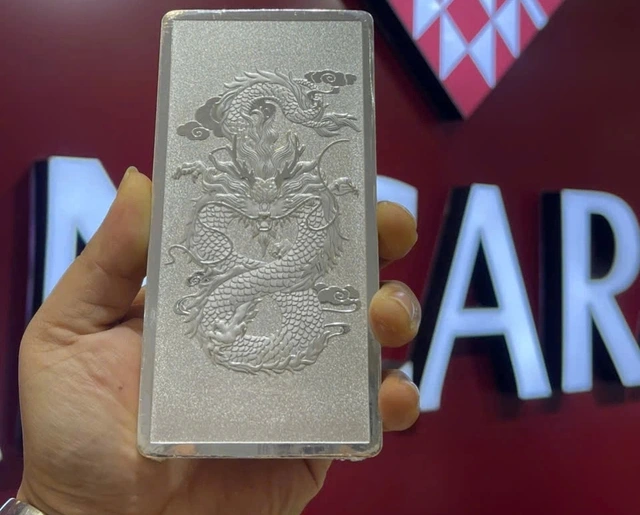 Mỗi kg bạc giảm hơn 12 triệu, người 'đu đỉnh' lỗ 46 triệu đồng/kg - Ảnh 1