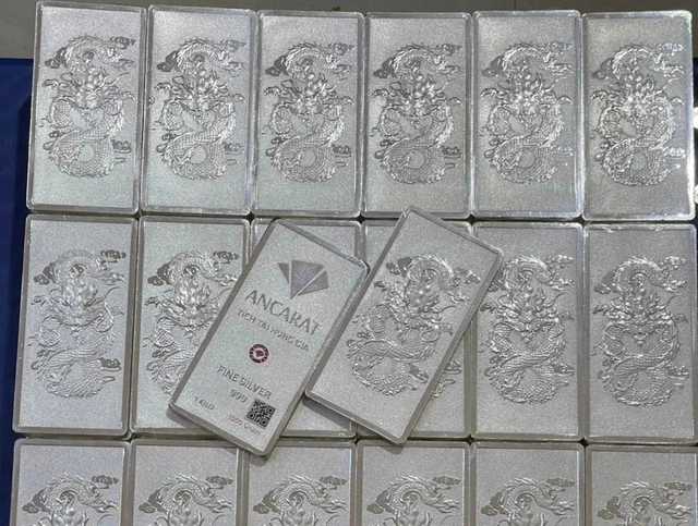 Giá bạc trên 79 triệu đồng/kg, có nơi bán xuyên tết - Ảnh 1