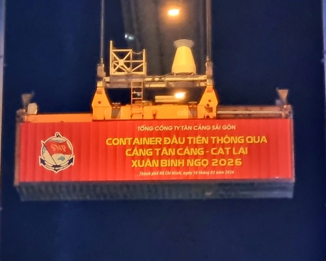Đêm giao thừa, Binh đoàn 20 phát lệnh làm hàng đầu xuân Bính Ngọ tại Cảng Tân Cảng Cát Lái - Ảnh 1