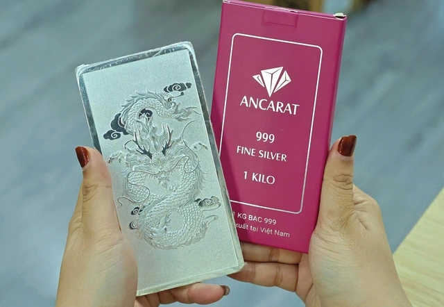 Giá bạc tiếp tục giảm, chỉ hơn 77 triệu đồng/kg - Ảnh 1