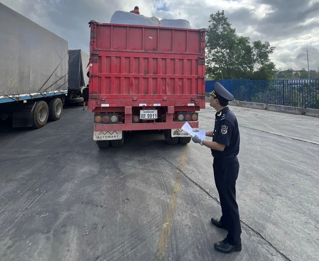 Cửa khẩu quốc tế Lao Bảo thông quan lô hàng đầu năm mới - Ảnh 2