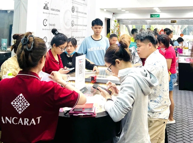 Giá bạc hơn 80 triệu đồng/kg, hàng chục cửa hàng mở cửa trở lại - Ảnh 1