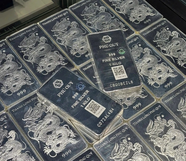 Giá bạc hơn 80 triệu đồng/kg, hàng chục cửa hàng mở cửa trở lại - Ảnh 2