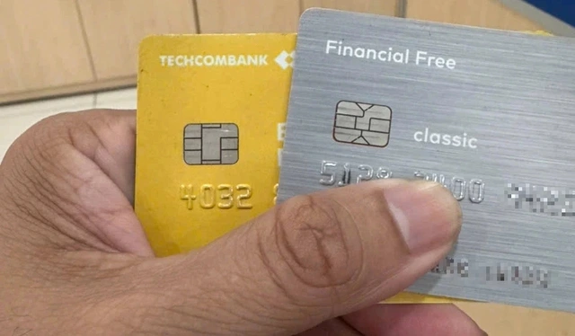 Choáng vì thẻ nằm trong ví nhưng tài khoản bị 'cà' liên tục - Ảnh 1