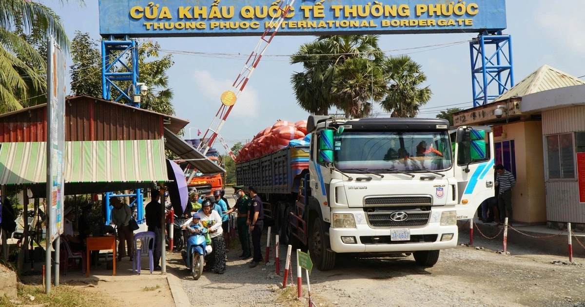 Hỏa tốc tháo gỡ ùn tắc hàng nhập khẩu ở cảng