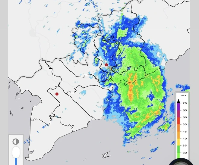 Sáng ngày vía Thần tài, TP.HCM mưa trái mùa trên diện rộng, cảnh báo mưa lớn - Ảnh 9