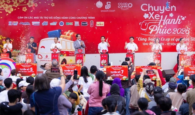 Saigon Co.op khởi hành 'Chuyến xe hạnh phúc' mùa 4 đưa 900 người về quê đón tết - Ảnh 1