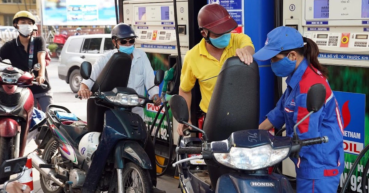 Giá xăng giảm, giá dầu tăng từ chiều mùng 4 tết