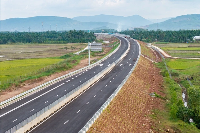Tạm dừng thông xe cao tốc Quảng Ngãi - Hoài Nhơn vì chưa đảm bảo an toàn - Ảnh 1