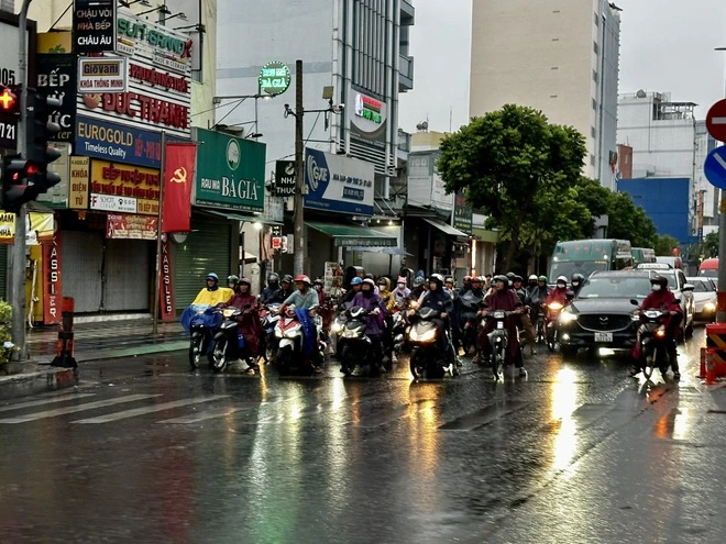 Sáng ngày vía Thần tài, TP.HCM mưa trái mùa trên diện rộng, cảnh báo mưa lớn - Ảnh 2