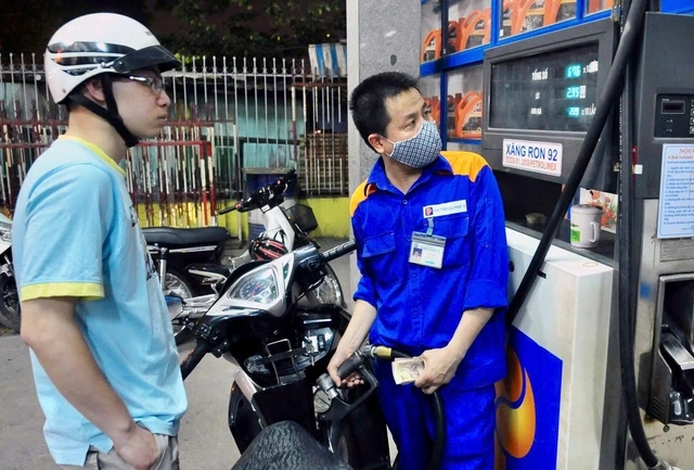 Giá xăng dầu tiếp tục tăng từ 15 giờ hôm nay - Ảnh 1