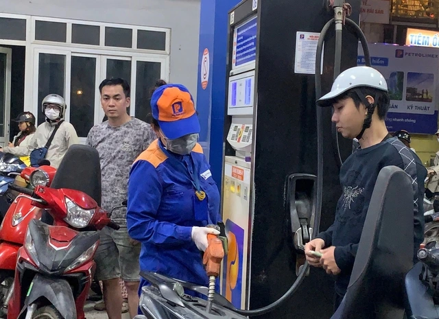 Giá xăng dầu đồng loạt tăng mạnh - Ảnh 1