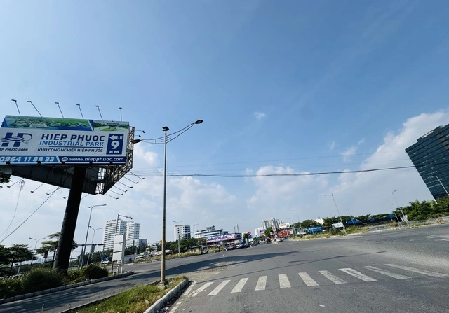 Ngày 28 tết, đường phố TP.HCM thoáng lạ - Ảnh 8