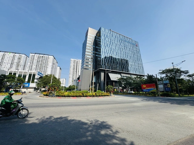 Ngày 28 tết, đường phố TP.HCM thoáng lạ - Ảnh 7