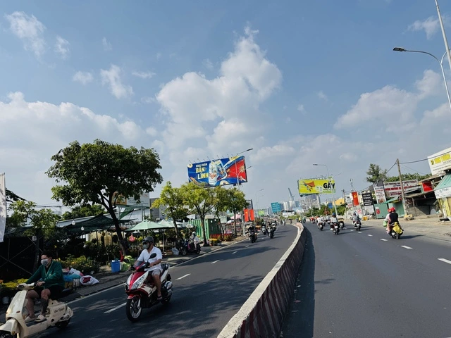 Ngày 28 tết, đường phố TP.HCM thoáng lạ - Ảnh 9