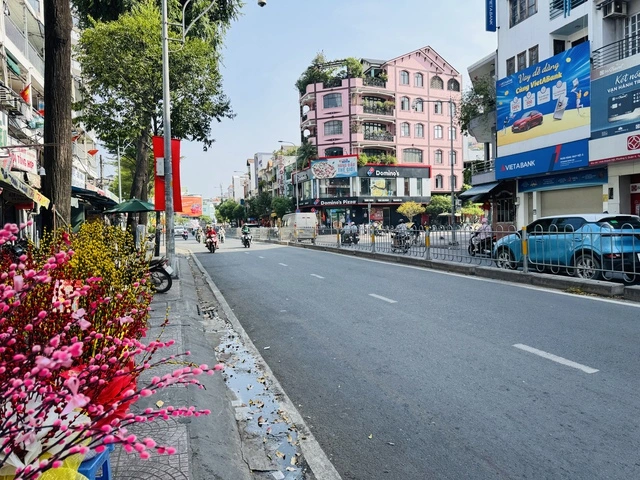 Ngày 28 tết, đường phố TP.HCM thoáng lạ - Ảnh 10