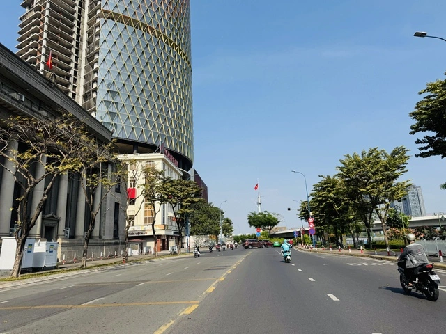 Ngày 28 tết, đường phố TP.HCM thoáng lạ - Ảnh 5