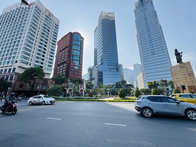 Ngày 28 tết, đường phố TP.HCM thoáng lạ - Ảnh 1