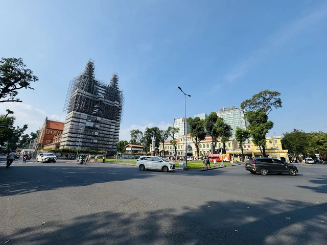 Ngày 28 tết, đường phố TP.HCM thoáng lạ - Ảnh 2