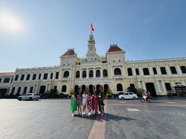 Ngày 28 tết, đường phố TP.HCM thoáng lạ - Ảnh 3