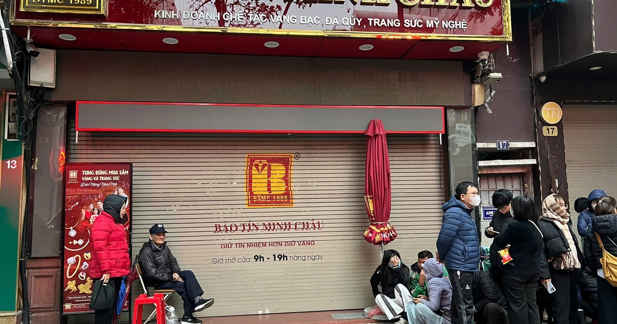 Khách xếp hàng mua khi giá vàng, bạc đảo chiều tăng mạnh