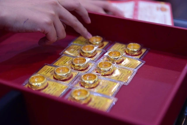 Khách xếp hàng mua khi giá vàng, bạc đảo chiều tăng mạnh - Ảnh 5