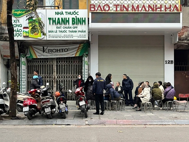 Khách xếp hàng mua khi giá vàng, bạc đảo chiều tăng mạnh - Ảnh 3